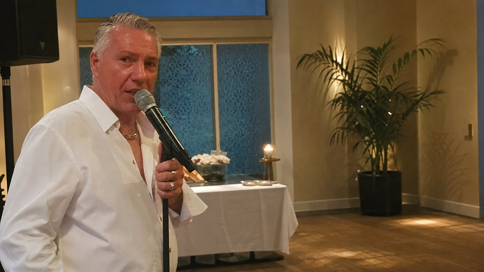 Gary Singer treedt op tijdens een sfeervolle gelegenheid